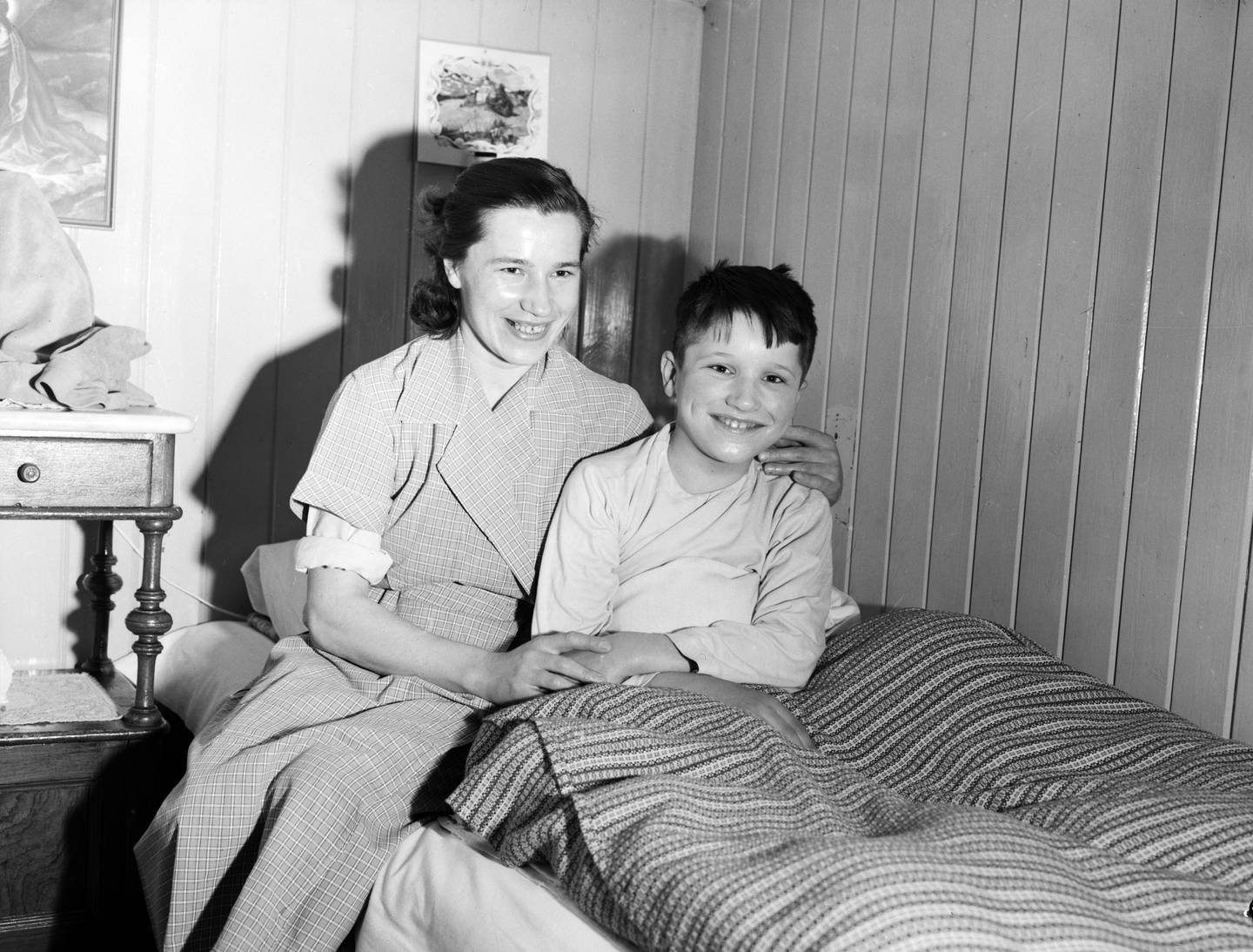 Therese Bolantova og hennes sønn Willy Bolant var flyktninger i Norge fra Slavonitze i Tsjekkoslavakia, nå Sør-Böhmen i Tsjekkia. De bodde på Vor Frues Hospitals elevhjem på Hammersborg mars 1955.
