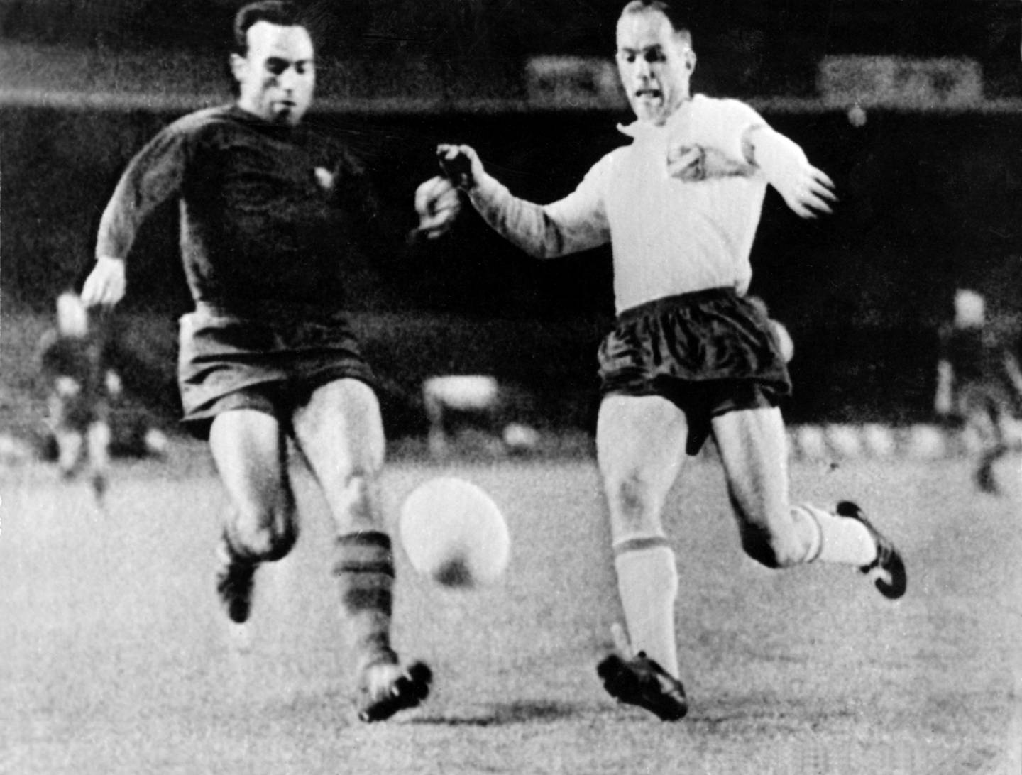 Barcelona. Lyn - Barcelona. Kvartfinalen i Europacupen 5/2-1969.  Her er Andreas Morisbak i kamp om ballen med en Barcelona spiller.