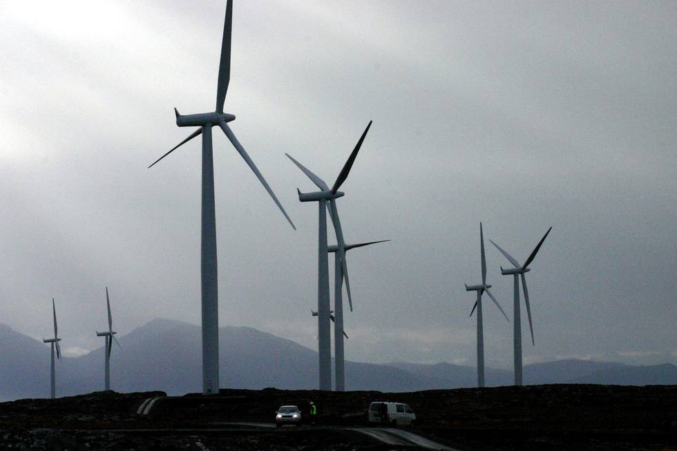 Vindmølleparken på Smøla ble utvidet fra 20 til 68 vindturbiner i 2005, og var Europas største landbaserte vindkraftanlegg. Foto: Kjell Herskedal/NTB scanpix