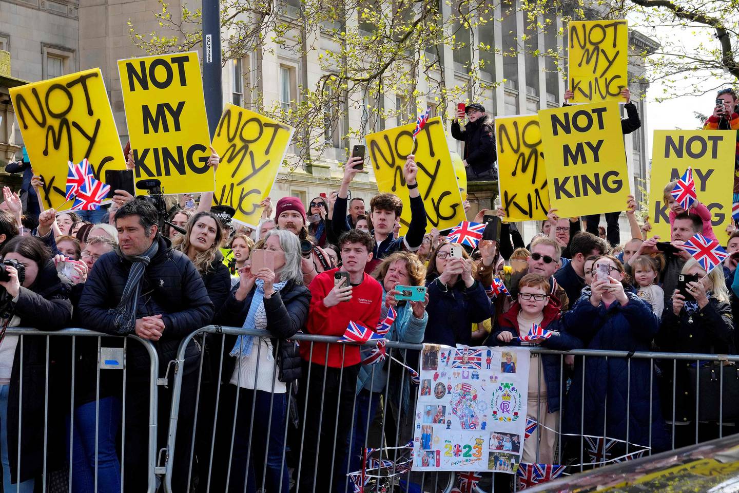Monarkimotstandere har allerede demonstrert ved flere anledninger. Her holder de opp plakater der det står "Not My King" under et besøk av kong Charles og dronning Camilla i Liverpool 26. april.