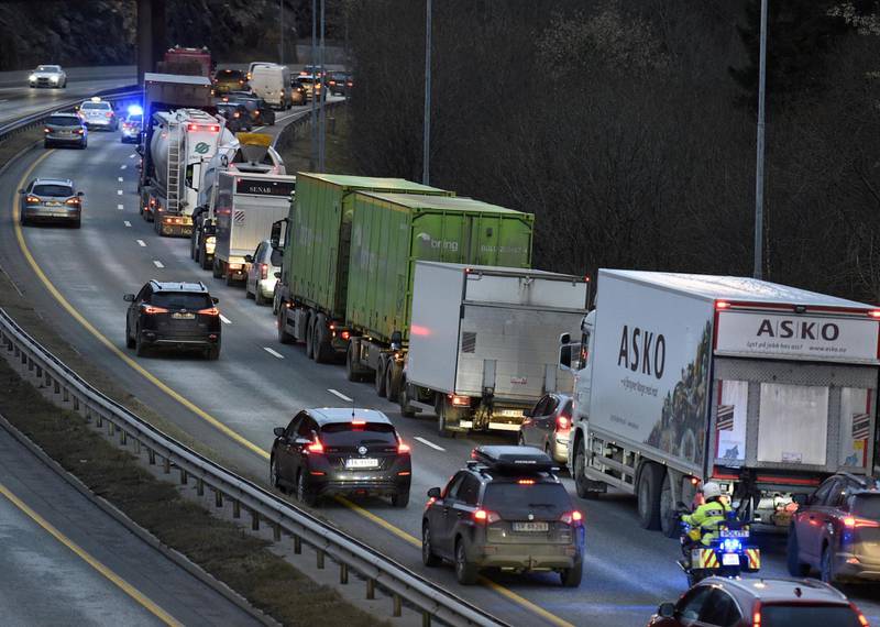 NAF ønsker strengere tiltak for å få ned tungtrnasporten på Osloveiene. Foto: Marit Hommedal/NTB scanpix