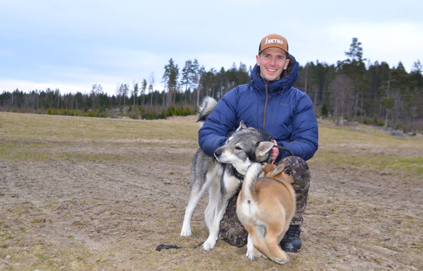 Jonas Breda bruker sin to år gamle  jämthund på villsvinjakt - en gang i fremtiden skal den ti uker gamle valpen også bidra.