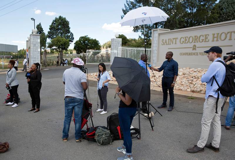 Stor mediainteresse utenfor hotellet der ANCs landsstyre mandag holder møte.