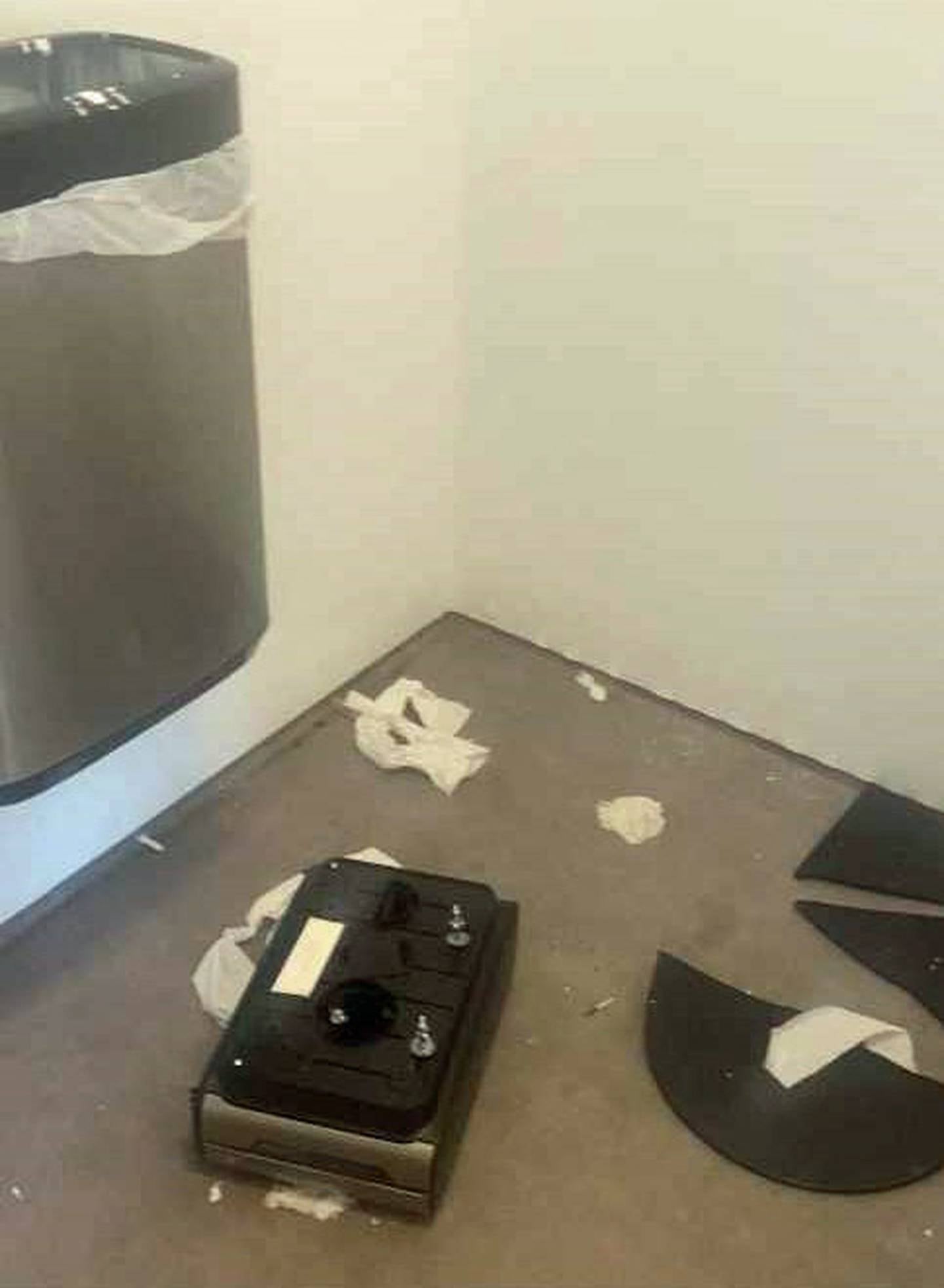 En rekke gjenstander på toalettet var ødelagt