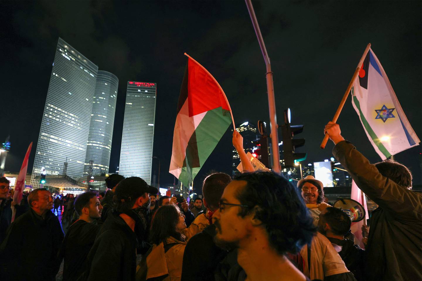 Det var også palestinske flagg i protestene i Tel Aviv lørdag.