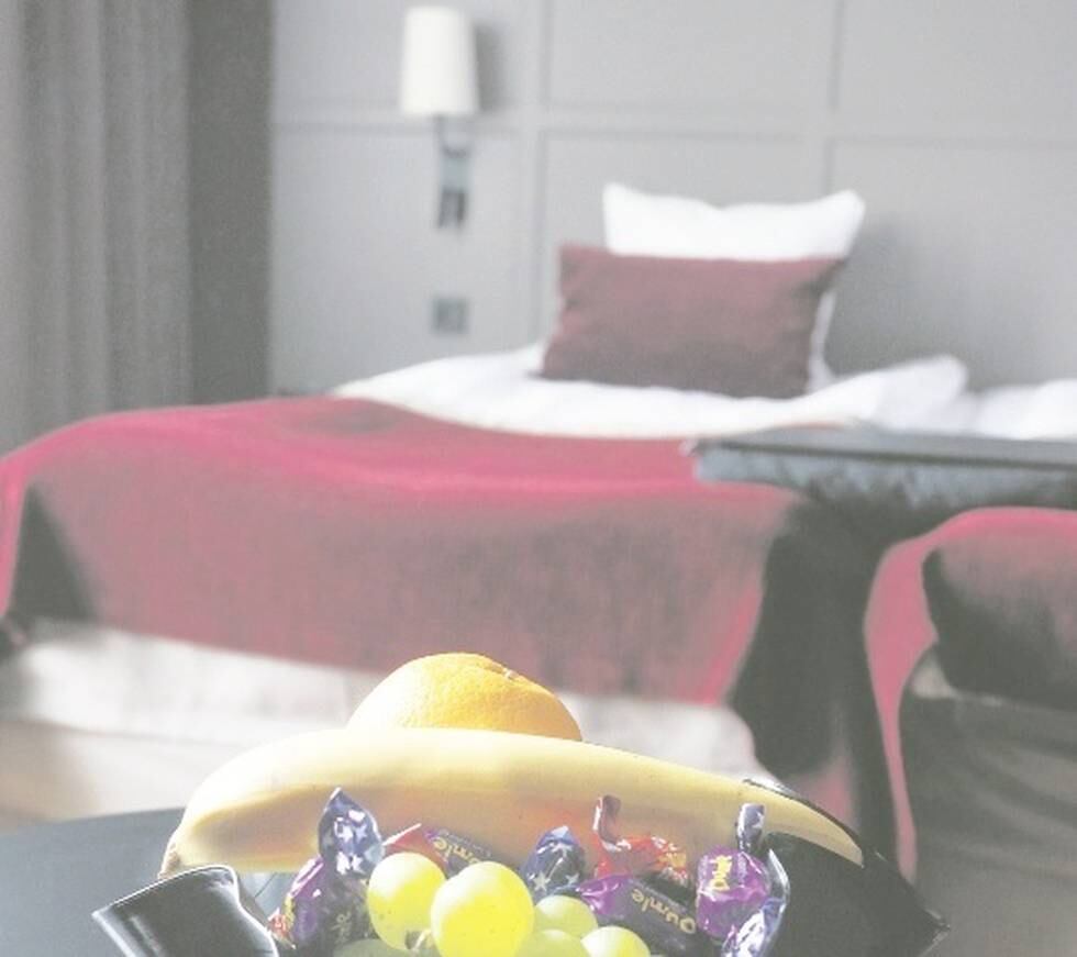 Den "ferske" frukten på hotellrommet er ofte ukegammel og skrukkete. Og det ER lov med litt godt lys i trendy, mørkmalte hotellrom. FOTO: CHRISTINE BAGLO