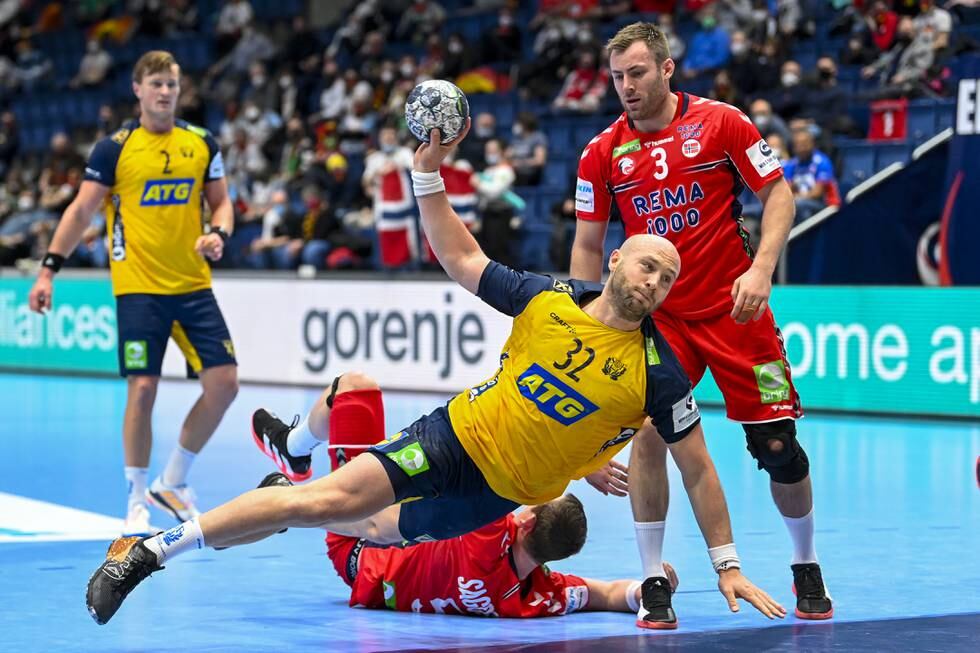 Sveriges Oscar Bergendahl scorer mot Norge i EM-kampen i håndball. Foto: Annika Byrde / NTB
