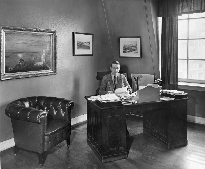 Turistsjef Alfhild Hovdan på sitt kontor cirka 1935. Reisetrafikkforeningen holdt til på Tordenskjolds Plass 3.