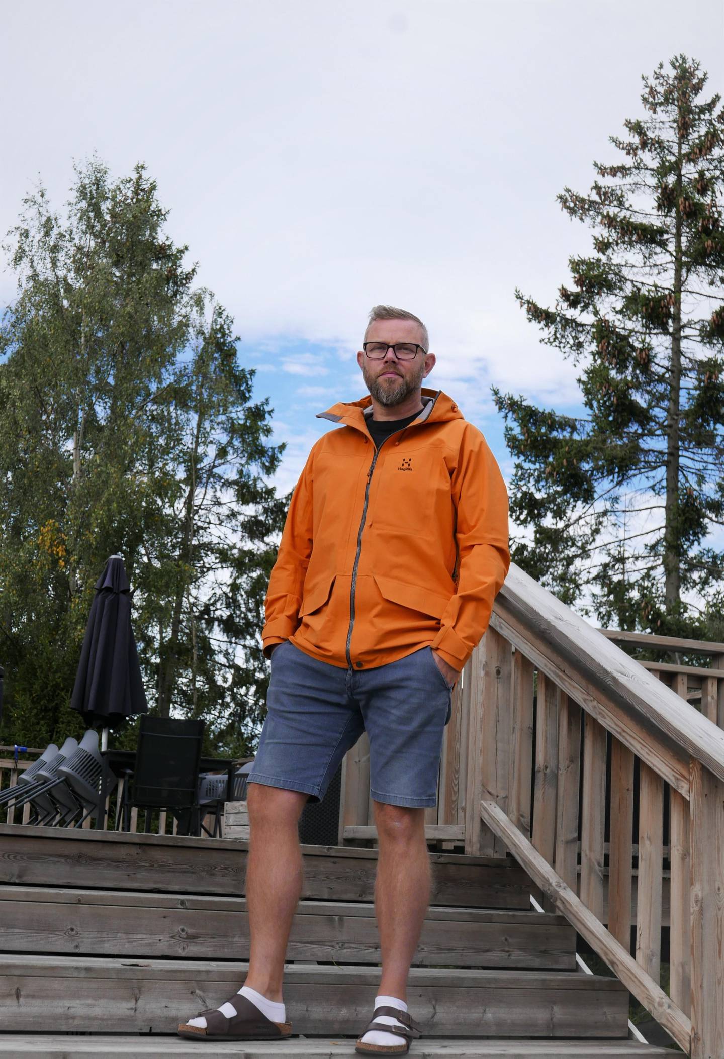 Ungdomsskolelærer André Kvevik, nå hjemme i karantene på Kråkerøy, er bekymret for hvordan en ny langvarig periode med tidvis karantener og hjemmeskole vil påvirke den kontinuerlige relasjonsbyggingen mellom lærere og elever.