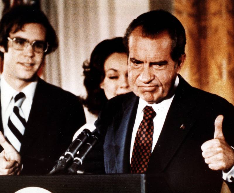 tommelen opp: Richard Nixon under avskjedstalen i 1974. Nixon var skurkaktig, men leverte en hel del politikk som var nærmere Bernie Sanders enn Donald Trump. FOTO: AP