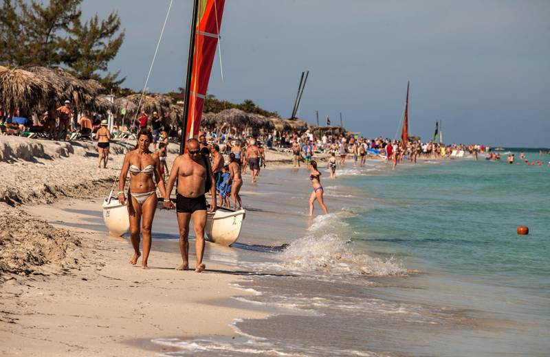 Strandliv: På ettermiddagene blir det trangere på Varaderos fine, to mil lange strand.