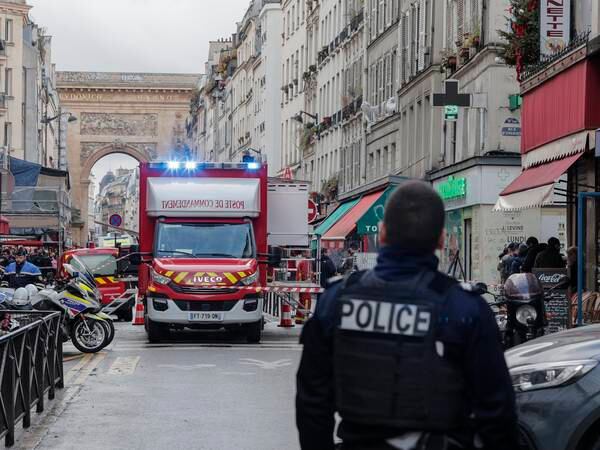 Opptøyer i Paris etter at tre ble drept i mulig rasistisk angrep