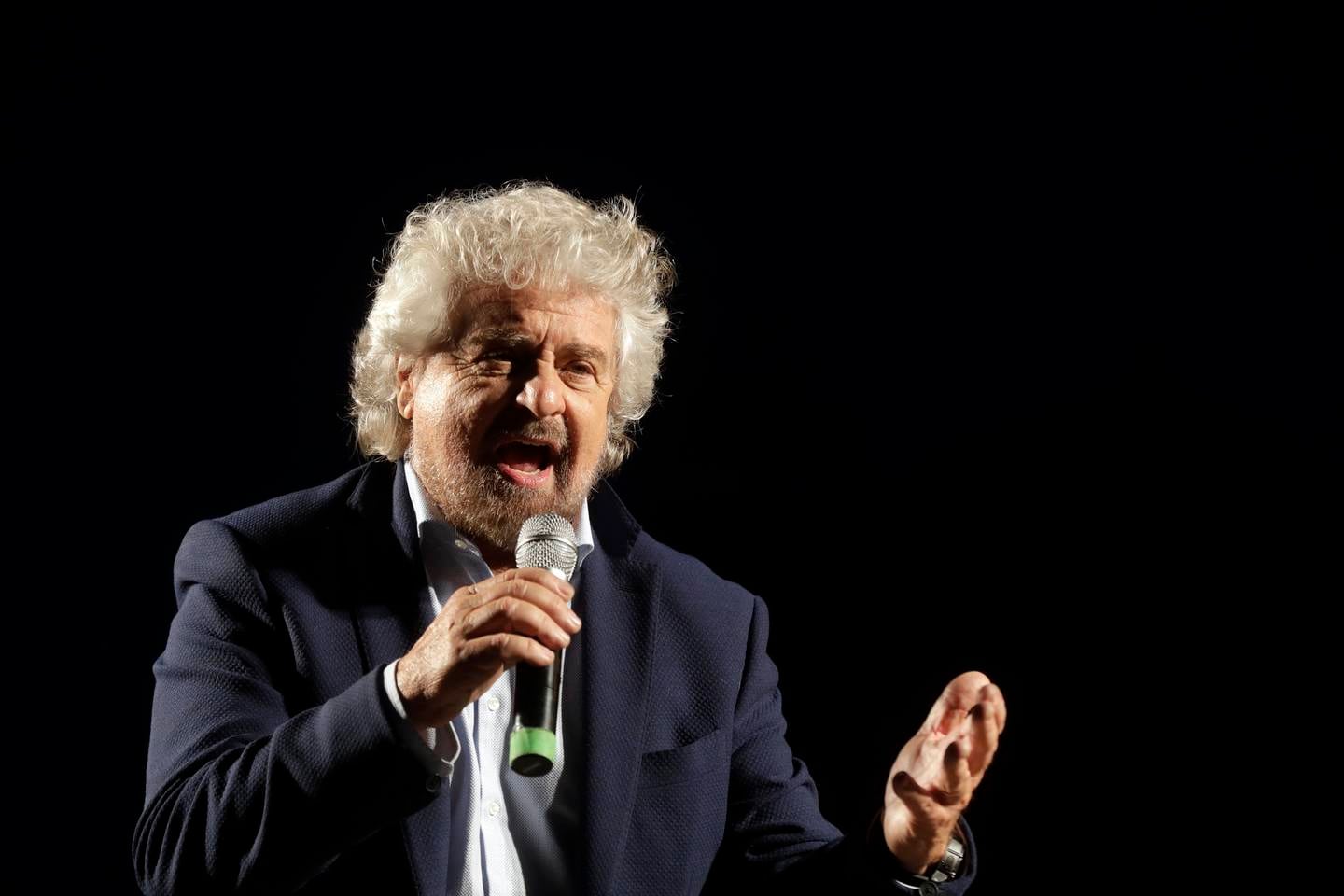 M5S-grunnlegger Beppe Grillo har den siste tida fått kritikk for å ha forsvart sønnen sin, som sammen med tre andre menn er anklaget for seksuelt overgrep mot en kvinne. Ifølge Grillo var det samtykke.