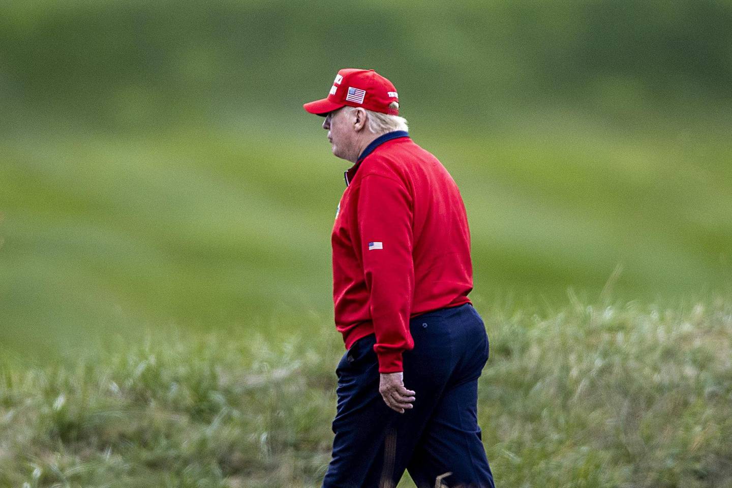 Donald Trump har brukt mange timer på golfbanen etter valget. Etterspillet etter valget er uten sidestykke i amerikansk historie. Foto: AFP/NTB