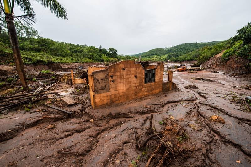 Avfallsdammen Fundão rommet over 62 millioner kubikkmeter med gruveavfall. Da dammen brast skapte den en kjempebølge nesten tre meter høy. Den første landsbyen bølga traff, Bento Rodrigues, ble fullstendig ødelagt og fem mennesker mistet livet.