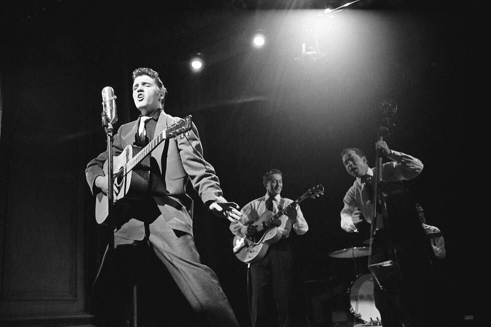 Elvis Presley på scenen i 1956. Et spetakkel verden aldri hadde opplevd maken til. FOTO: NTB SCANPIX