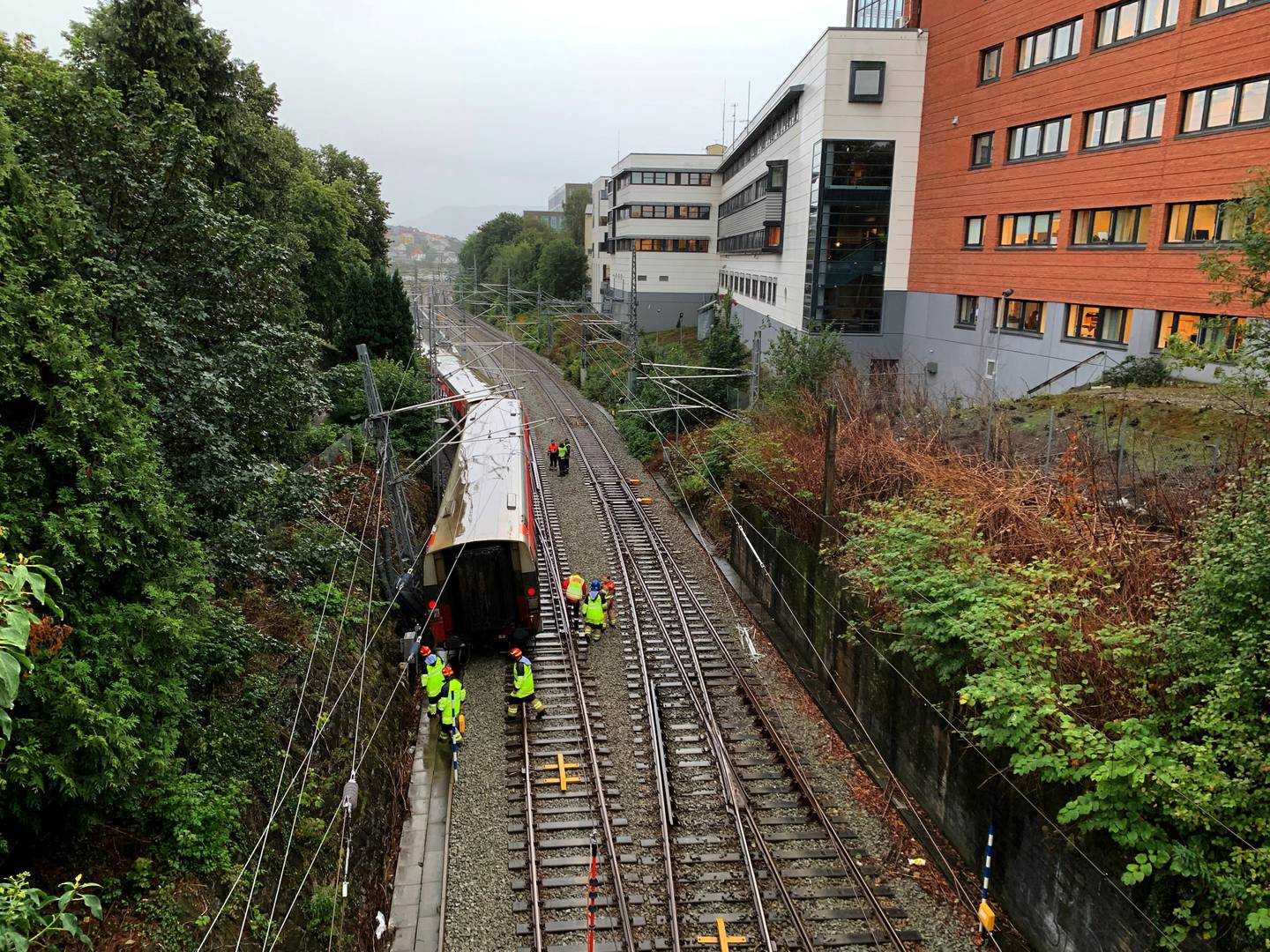 Et tog med tre vogner kjørte ut av sporet ved politistasjonen på Lagård mandag morgen.