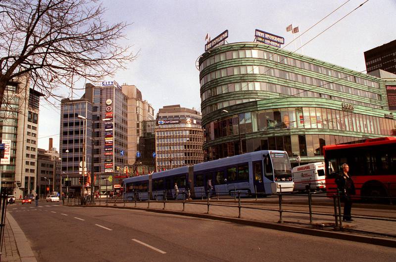 OSLO, 20000322: Byporten kjøpesenter på Jernbanetorget (t.h.) og Oslo City i bakgrunnen. Leddtrikk og buss.
Foto Jarl Fr. Erichsen / SCANPIX
