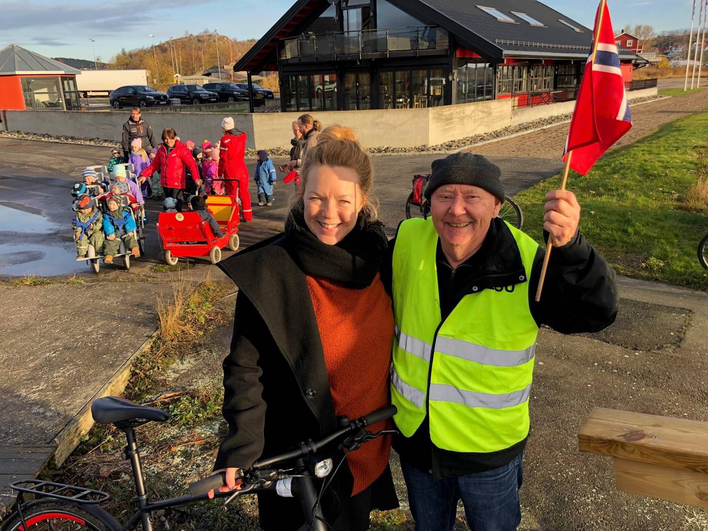 LOKALPATRIOTER: Leder i Gressvik lokalsamfunnsutvalg, Signe Prøis og tidligere leder Oddbjørn Pedersen stilte med sykkel og flagg.