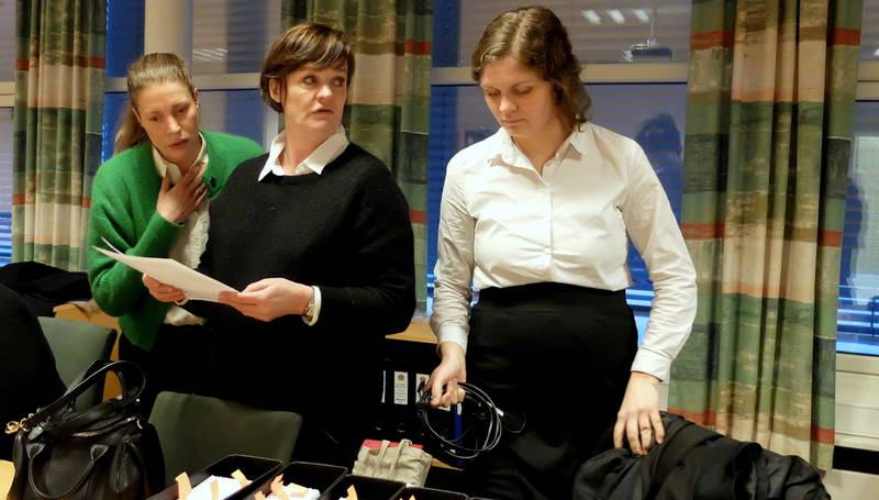 anker: Den mannlige saksbehandlerens forsvarer Mette Yvonne Larsen (midten) – her med medhjelper Inga Laupstad (t.h.) og Mette-Julie Sundby (t.v.) fra den kvinnelige saksbehandlerens forsvarsteam – mener dommen på 3,5 års fengsel er altfor høyt og driver hennes klient til å anke.  BEGGE FOTO: PERNILLE VESTENGEN