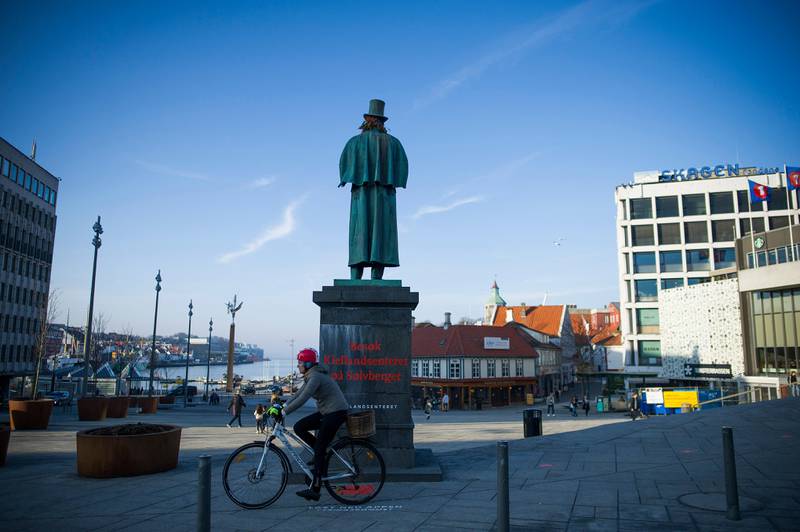 Tirsdag ble det slått ny varmerekord i februar for Stavanger. domkirkeplassen stavanger sentrum tusenårsstedet Alexander Kielland Kielland-statuen