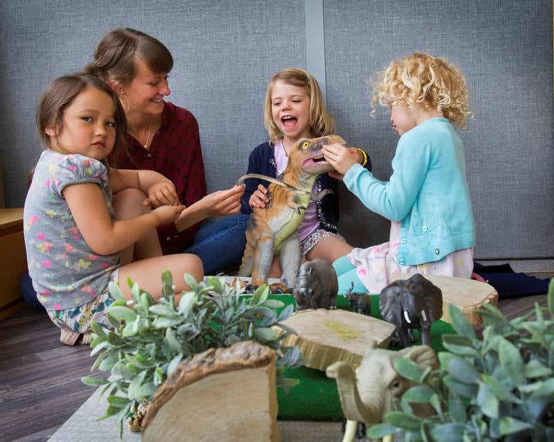 Barnehagelærer Lina Kjellmann koser seg med ungene i «dyrekroken».
