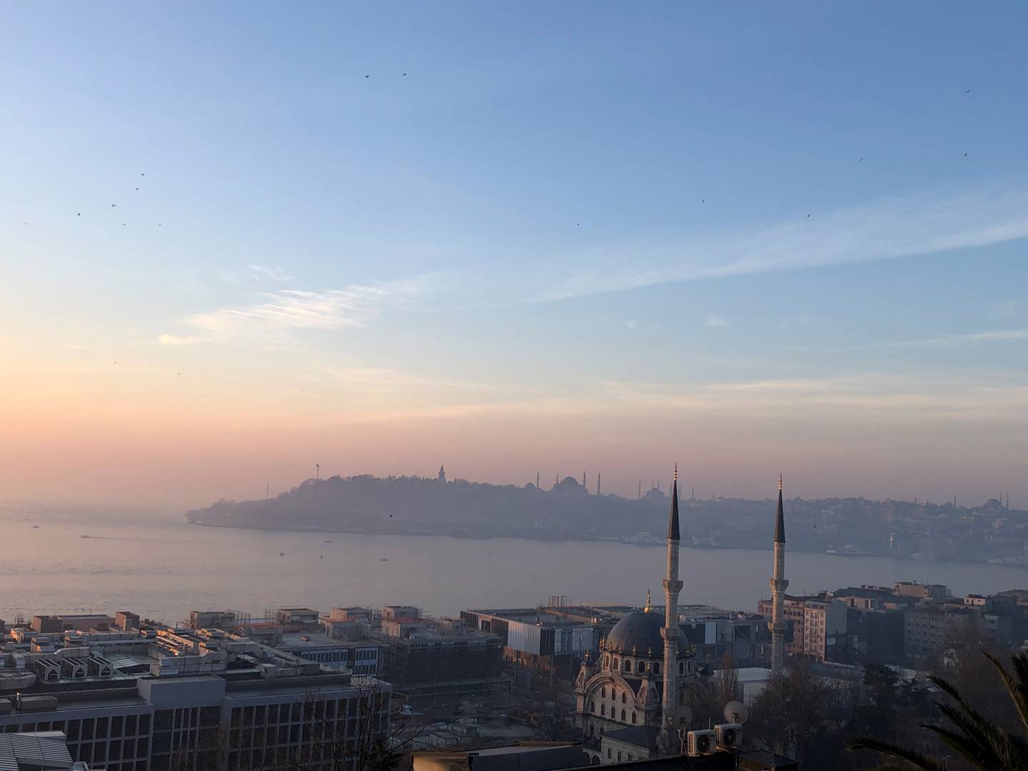 Morgengry sett fra Sidsel Wolds leilighet i Istanbul.  Utsikten over inngangen til Bosporus-stredet, Marmarahavet, Sultanahmet og AyaSofia.