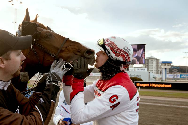 Hesten Lionel med kusk Gøran Antonsen (t.h.) og trener Daniel Redén etter seieren lørdag.