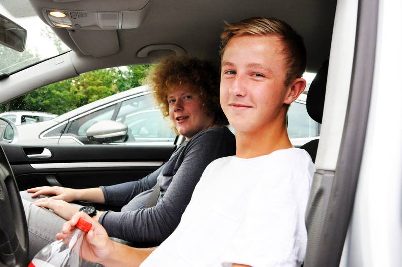 FASCINERTE: Magnus Bernhardt (18) og Erlend Børve (18) trives med Pokémon go på mobiltelefonen. De bruker hovedsakelig bil som framkomstmiddel i jakten på virtuelle dyr. FOTO: EIGIL KLOSTER OSMUNDSEN