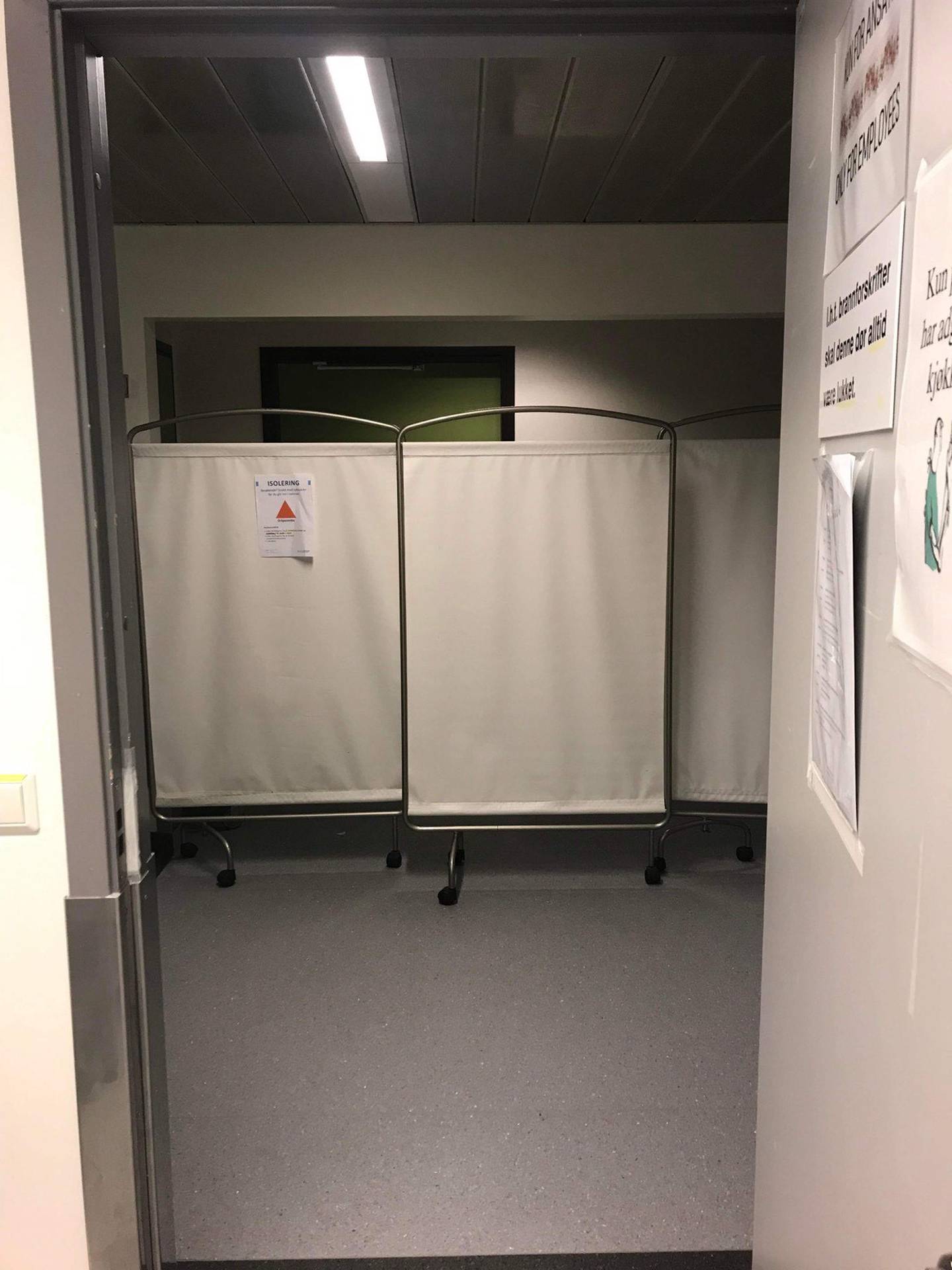 Due to the increase in coronavirus infections, corona patients are placed in a room in the pulmonary department of the SUS.  Nurses respond to infection control management.  Screens were placed in front of the room.  There is no infection lock.