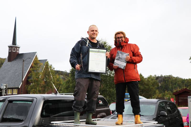 Stian Espedal fra Sandnes ble tildelt Rogaland landbruksselskap sin hederspris av Olaug Bollestad (KrF). Foto: Privat