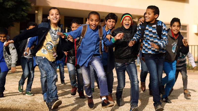 Skolebarn jubler over at de i går endelig fikk komme tilbake til skolen i kystbyen Benghazi i Libya. Skolen har vært stengt siden august da ekstreme militsgrupper tok styringen og byen var gjenstand for daglige sammenstøt. FOTO: ABDULLAH DOMA/NTB SCANPIX