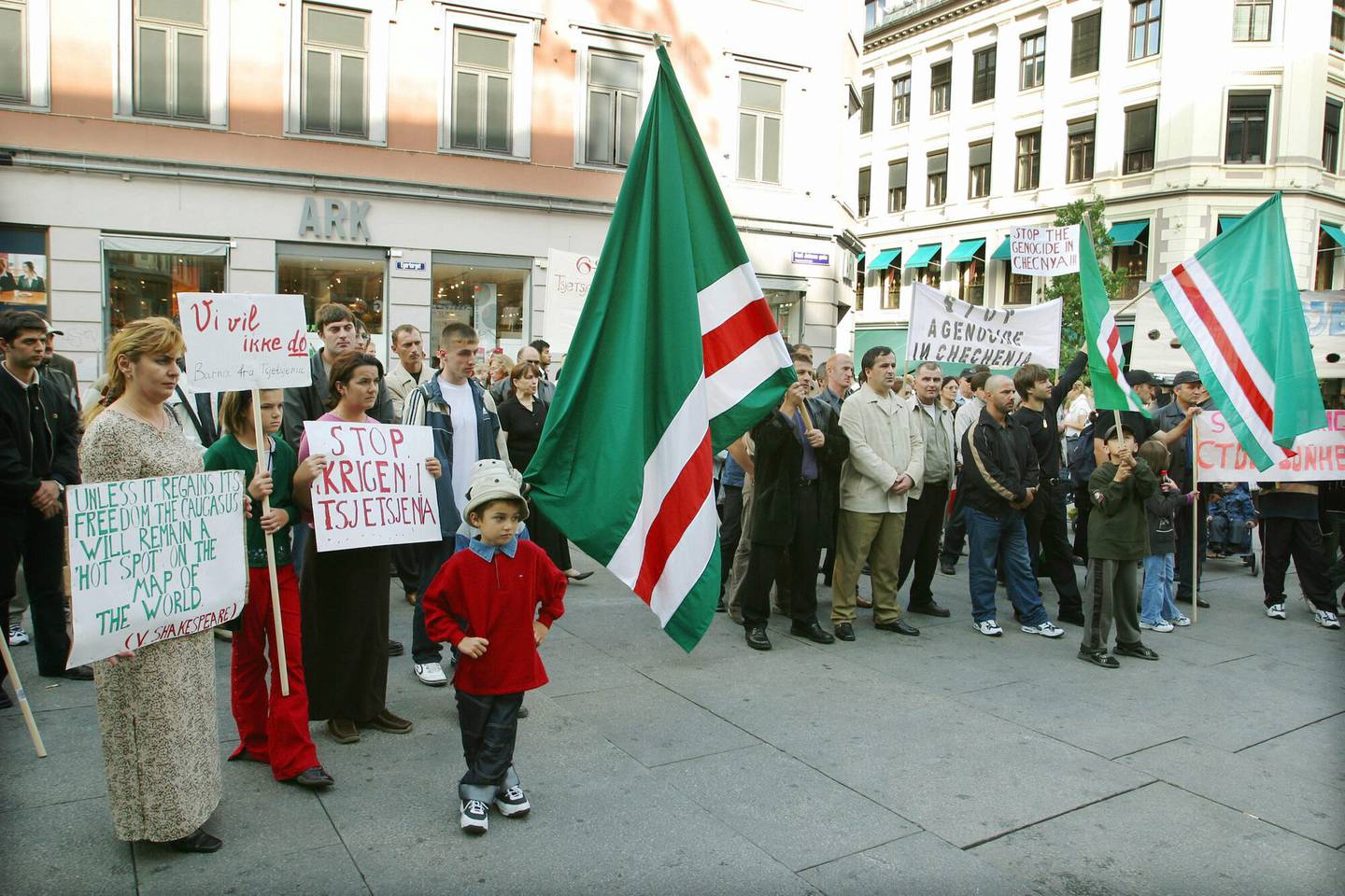 Tsjetsjenere i Norge markerte nasjonaldagen i 2002 – og demonstrerte mot krigen.