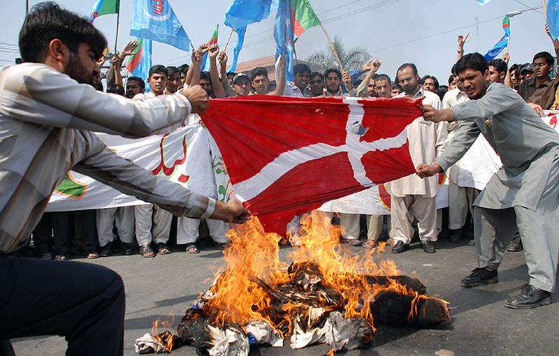 I Pakistan brente og rev i stykker guppen Jamat-e-Islamai det danske flagget i protest mot at både norske og danske medier trykket Muhammed-karikaturer. FOTO: NTB SCANPIX
