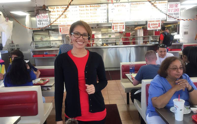 Roxanna Navarro (30) har ikke stemmerett, men ber til gud om Clinton-seier i november. Nylig besøkte demokratenes kandidat Navarros restaurant Tacos el Gordo.