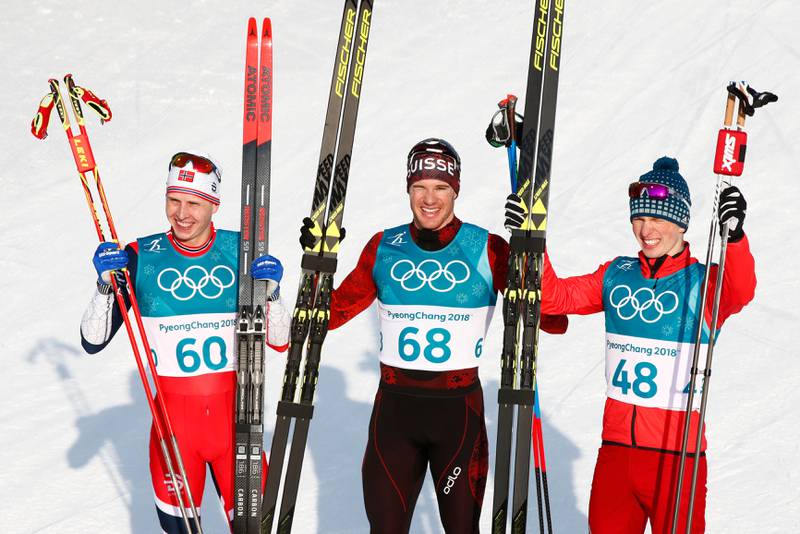 Simen Hegstad Krüger (t.v.) sammen med gullmedaljevinner Dario Cologna fra Sveits og bronsevinner Denis Spitsov fra Russland.