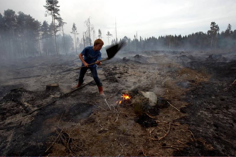 RÅDE 20080609
Jan Fredrik Veum (14)  deltok i slukningsarbeidet under skogbrannen i Råde i Østfold mandag.
Foto: Cornelius Poppe / SCANPIX