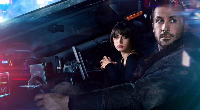 Ana de Armas spiller Ks (Gosling) hologramkjæreste i «Blade Runner 2049».