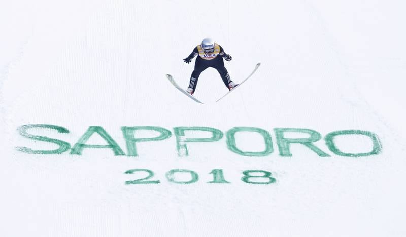 Akkuret nå er Marebn Lundby verdens beste kvinnelige skihopper. Her lander hun i Sapporo i natt.