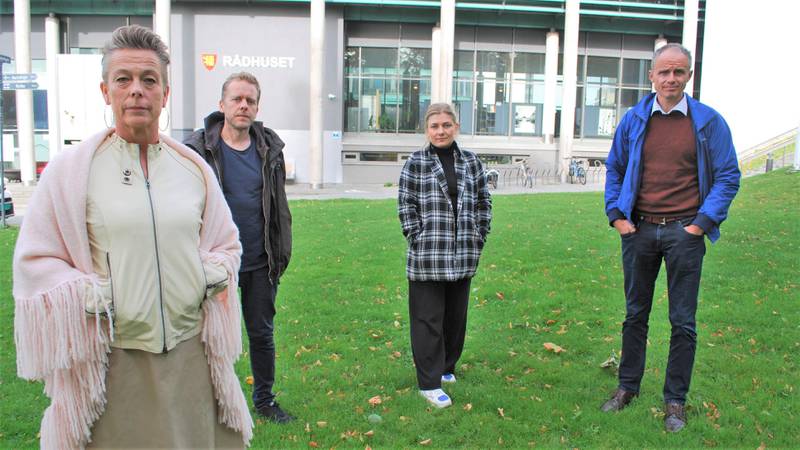Gruppelederne Helga Aakre (SV), Jonas Qvale (Bymiljølista), Hannah Berg (Rødt) og Erik Skauen (MDG) står bak et felles opprop for at Norge bør ta et større ansvar i situasjonen rundt Moria-flyktningene.