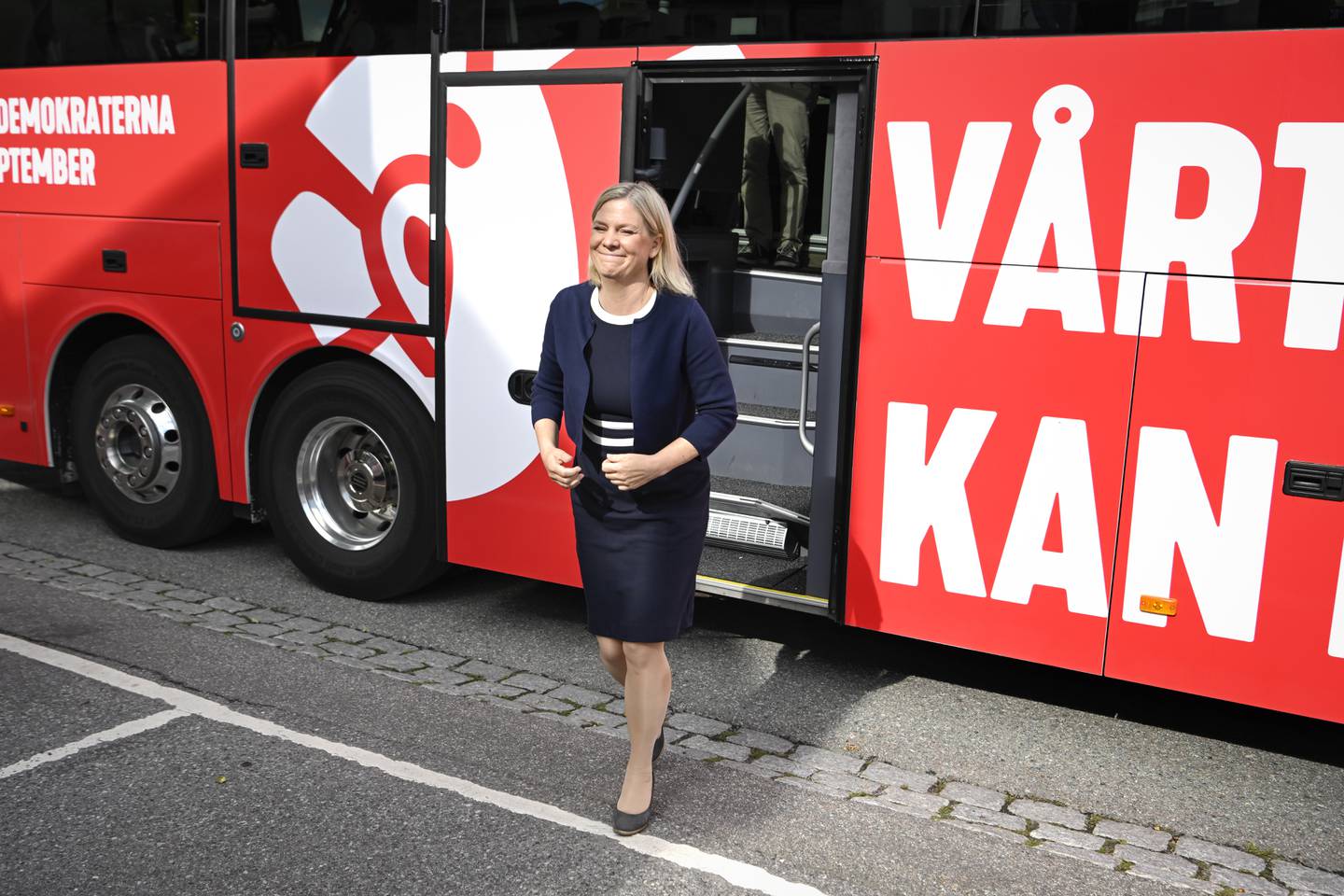 Sveriges statsminister Magdalena Andersson går ut av en buss under et valgkampstopp i Norrtälje.