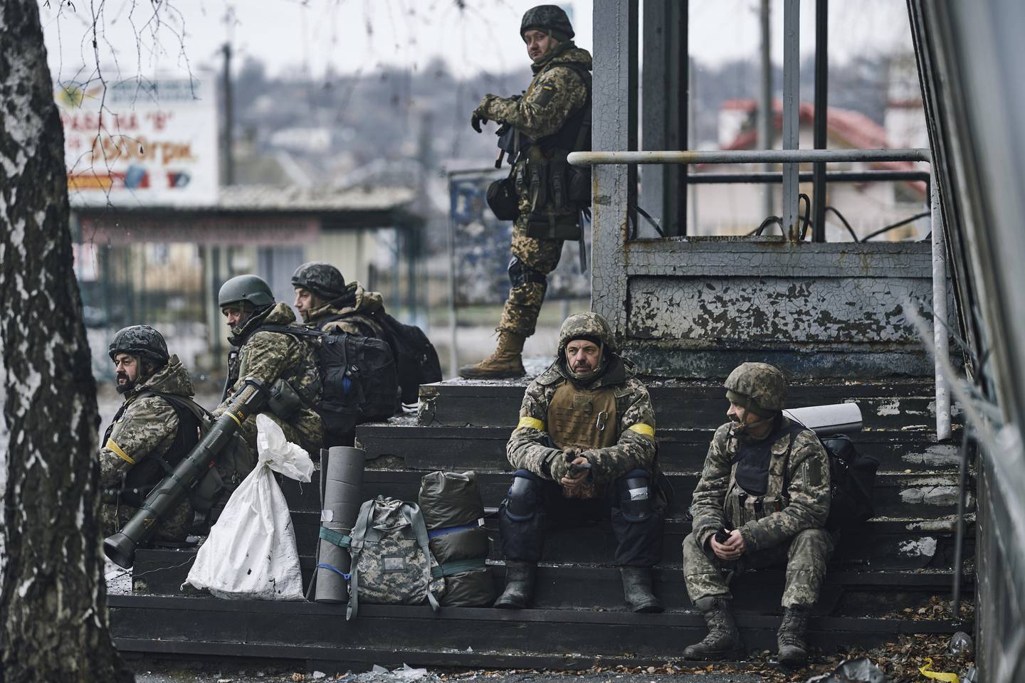 Ukrainske soldater hviler seg nær en forsvarsstilling i Bakhmut. Foto: Libkos / AP / NTB
