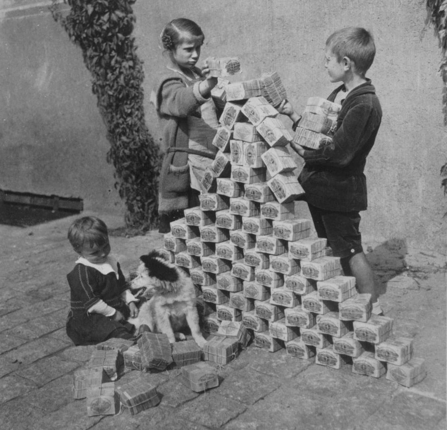 Mellom 1921 og 1923 var det hyperinflasjon i Tyskland. Verdien på tyske mark stupte, slik at folk måtte ha med seg trillebårer med penger for å handle på matbutikken, og barna kunne fritt leke med de verdiløse sedlene.