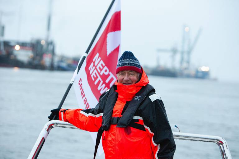 Miljøaktivist Knut Christian Hallan har tilbragt de siste ukene med å overvåke Kystverkets prøvemudring ved Borg Havn. Han er ikke fornøyd med det han ser.