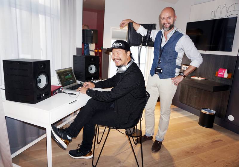 Musiker Kim-Erik Pedersen i Need Music og hotellsjef Robert Holan håper at det vil bli produsert mange fete hits på de nye musikkrommene, som har topp moderne innspillingsutstyr. 