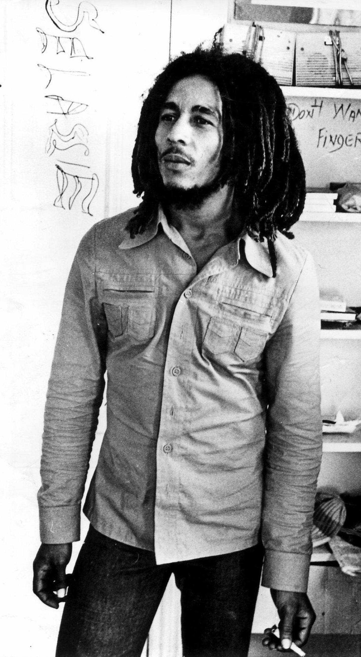 Bob Marleys ånd svever over romanen «En kort historie om sju drap».