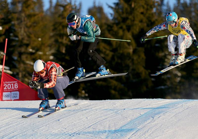 Canadiske Reece Howden, australske Louis Muhlen og franske Matteo Lucatelli i tett fight i skicross-finalen i Hafjell. FOTO: ARNT FOLVIK/IOC/NTB SCANPIX