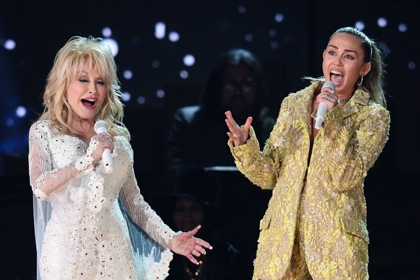 Dolly Parton og Miley Cyrus synger sistnevntes "Wrecking Ball" sammen på førstnevntes nye rockealbum.