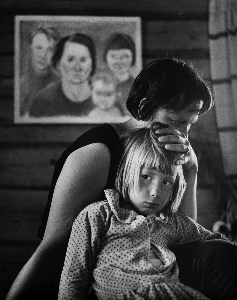 «Mor og datter» er et av Kåre Kivijärvis mange vare portretter. Bildet er fra 1960, og viser mor Elsa og datter Anniken Saanio.