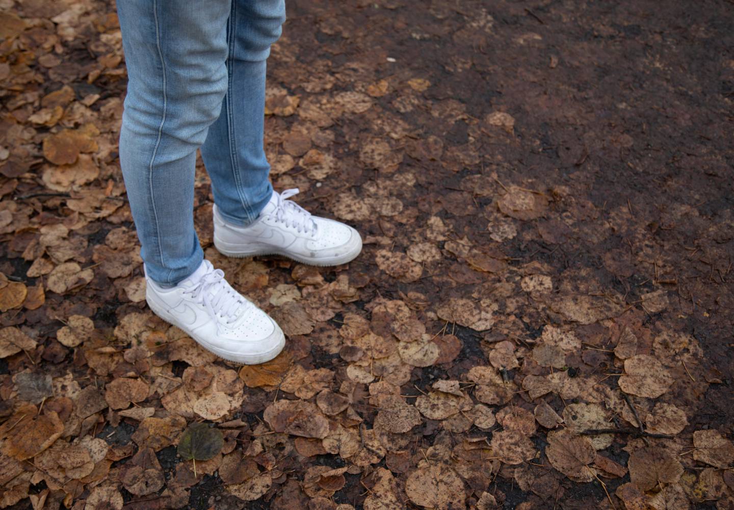 Oslo 20191031. 
En ung mann med hvite sko og olabukse står på høstløv.
Foto: Ulf Nygaard / NTB scanpix